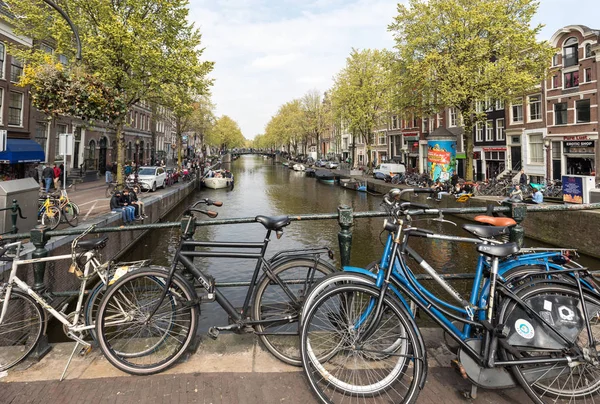 Amsterdã Holanda Abril 2017 Bicicleta Estacionada Ponte Acima Canal Centro — Fotografia de Stock