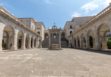 Monte Cassino, İtalya - 17 Haziran 2017: Sarnıç ve Aziz Benedict ve St. Scholastica Cloister Bramante, Monte Cassino Benedictine abbey içinde heykelleri. İtalya
