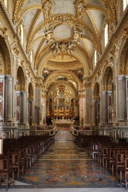 Monte Cassino, İtalya - 17 Haziran 2017: Ana nefin ve sunak içinde Basilica Katedrali'nde Monte Cassino Abbey. İtalya