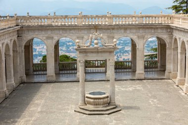  Sarnıç Cloister Bramante, Monte Cassino Benedictine abbey içinde. İtalya