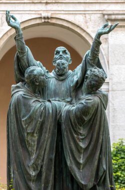 Giriş cloister Monte Cassino Abbey ve Aziz Benedict heykelinin ölüm. İtalya