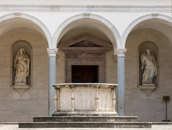 モンテ カッシーノのベネディクト会修道院の回廊 イタリア — ストック写真