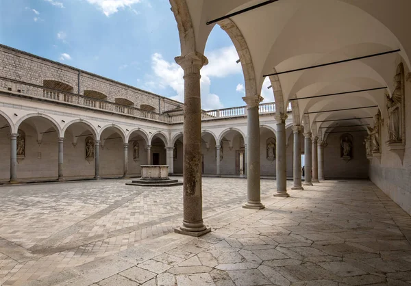 Chiostro Dell Abbazia Benedettina Monte Cassino Italia — Foto Stock