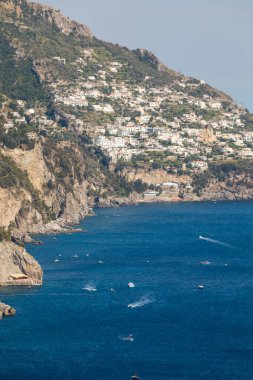 Amalfi kıyısındaki küçük Positano kasabası birçok harika rengi ve teraslı evleriyle, Campania, İtalya.