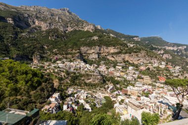  Amalfi kıyısındaki küçük Positano kasabası birçok harika rengi ve teraslı evleriyle, Campania, İtalya.