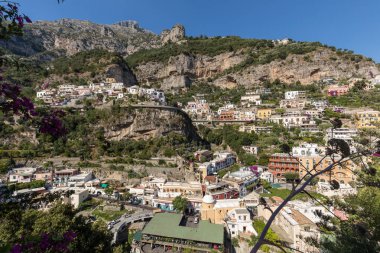  Amalfi kıyısındaki küçük Positano kasabası birçok harika rengi ve teraslı evleriyle, Campania, İtalya.