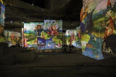 Les Baux, Fransa - 26 Haziran 2017: Fantastik ve harika bir dünya, Bosch, Brueghel ve Arcimboldo. Gösterinin yaklaşık 30 dakika sürer ve Carrires de Lumires 7000 m2 bir alan üzerinde görüntülenen 2000'den fazla dijital görüntüleri içeren 