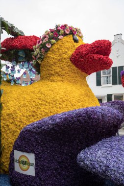 Noordwijkerhout, Hollanda - 21 Nisan 2017: geleneksel çiçek, renkli çiçek yapılan ördek Bloemencorso Noordwijk Haarlem Hollanda için geçit töreni