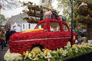 Noordwijkerhout, Hollanda - 21 Nisan 2017: Platform ile Lale ve sümbül sırasında geleneksel çiçek geçit törenini Bloemencorso Noordwijk üzerinden Hollanda'da Haarlem. 