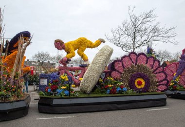 Noordwijkerhout, Hollanda - 21 Nisan 2017: Platform ile Lale ve sümbül sırasında geleneksel çiçek geçit törenini Bloemencorso Noordwijk üzerinden Hollanda'da Haarlem. 