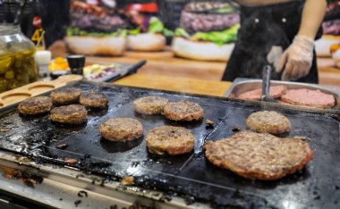 Bir kalbur kızartma Beefburgers.