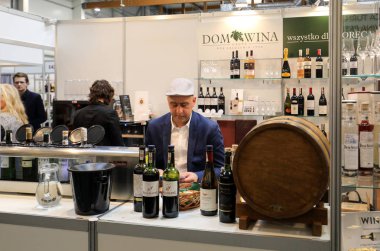 Cracow Polonya - 16 Kasım 2017: Uluslararası şarap ticaret Cracow adil Enoexpo. Dünyanın her yerinden gelen şarap üreticilerinden ithalatçılar Distribütörler ve temsilcileri ile tanışın. Cracow. Polonya