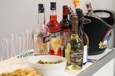 Cracow Polonya - 16 Kasım 2017: Uluslararası şarap ticaret Cracow adil Enoexpo. Dünyanın her yerinden gelen şarap üreticilerinden ithalatçılar Distribütörler ve temsilcileri ile tanışın. Cracow. Polonya