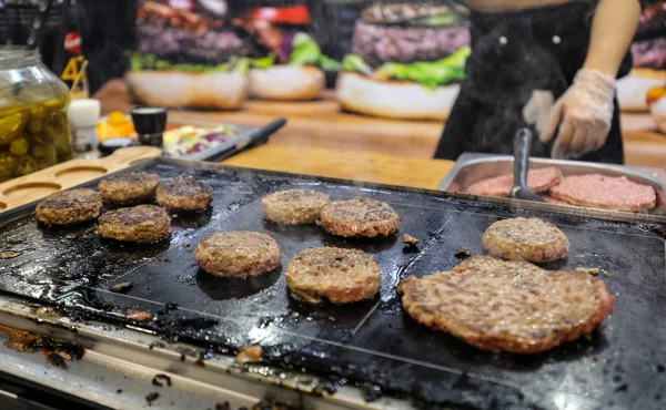 Бифбургеры Жарящиеся Сковороде — стоковое фото