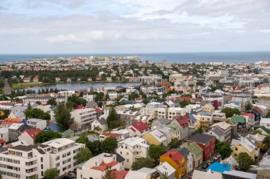 Reykjavik, İzlanda - 17 Temmuz 2017: Hallgrmskirkja kiliseden İzlanda'daki Reykjavik kent merkezinin havadan görünümü