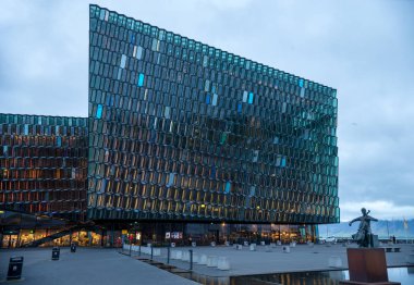 Reyklavik, İzlanda - 18 Temmuz 2017: Güzel İzlandaca konser salonu, Harpa bina Reyjavik, İzlanda