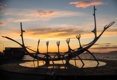 Reyklavik, İzlanda - 28 Temmuz 2017: Bir Viking uzun gemi, güneş Voyager Reykjavik Harbor, İzlanda için Modern Metal heykel benzeyen
