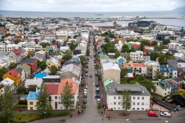 Reykjavik, İzlanda - 17 Temmuz 2017: Hallgrmskirkja kiliseden İzlanda'daki Reykjavik kent merkezinin havadan görünümü