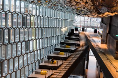 Reyklavik, İzlanda - 18 Temmuz 2017: Güzel İzlandaca konser salonu, Harpa bina Reyjavik, İzlanda