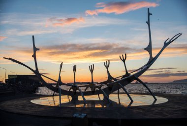   Bir Viking uzun gemi, güneş Voyager Reykjavik Harbor, İzlanda için modern Metal heykel benzeyen