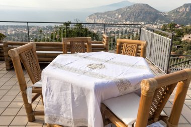 Napoli körfezindeki villasının ve Vesuvius bakan terasta yemek tablo için hazır. Sorrento. İtalya