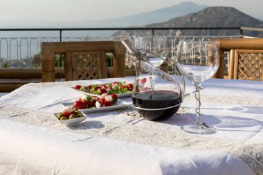 Napoli körfezindeki villasının ve Vesuvius bakan terasta yemek tablo için hazır. Sorrento. İtalya