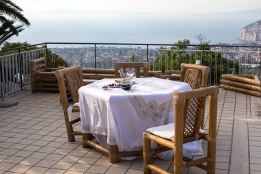 Napoli körfezindeki villasının ve Vesuvius bakan terasta yemek tablo için hazır. Sorrento. İtalya