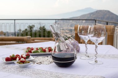 Napoli körfezindeki villasının ve Vesuvius bakan terasta yemek tablo için hazır. Sorrento. İtalya