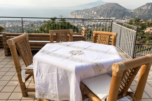 Napoli körfezindeki villasının ve Vesuvius bakan terasta yemek tablo için hazır. Sorrento. İtalya
