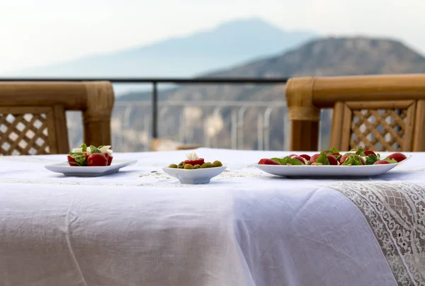 准备在阳台上俯瞰那不勒斯湾和维苏威火山的晚餐表 索伦托 意大利 — 图库照片