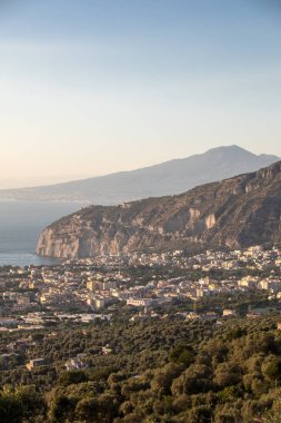 Napoli Körfezi ve Vesuvius romantik günbatımı. Sorrento. İtalya