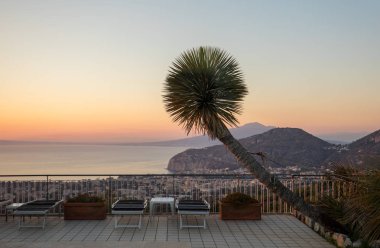 Napoli Körfezi nde romantik günbatımı. Sorrento. İtalya