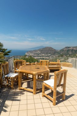 Napoli Körfezi ve Vezüv Körfezi 'ne bakan terastaki sandalye ve masa. Sorrento. İtalya