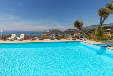 Napoli Körfezi ve Vezüv manzaralı Amalfi kıyısında yüzme havuzu. Sorrento. İtalya