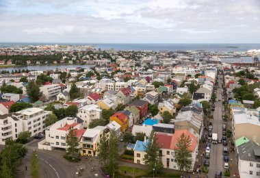 Reykjavik, İzlanda - 17 Temmuz 2017: Hallgrmskirkja kiliseden İzlanda'daki Reykjavik kent merkezinin havadan görünümü