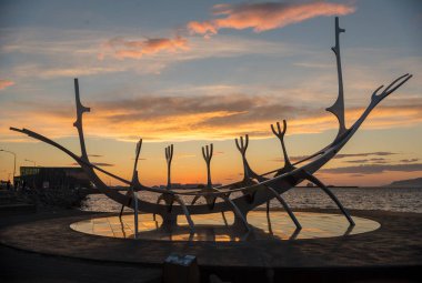 Reyklavik, İzlanda - 28 Temmuz 2017: Bir Viking uzun gemi, güneş Voyager Reykjavik Harbor, İzlanda için Modern Metal heykel benzeyen