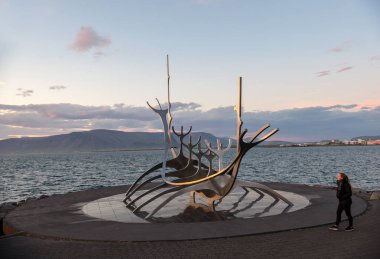 Reyklavik, İzlanda - 28 Temmuz 2017: Bir Viking uzun gemi, güneş Voyager Reykjavik Harbor, İzlanda için Modern Metal heykel benzeyen