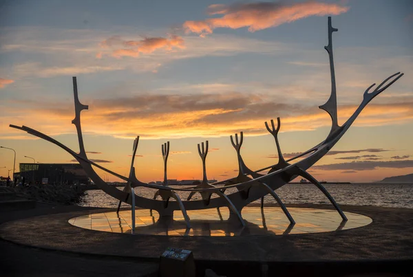 Reyklavik 2017年7月28日 现代金属雕塑类似于维京长船 太阳航海家在雷克雅未克港 — 图库照片