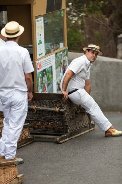 Funchal, Madeira, Portekiz - 2 Eylül 2016: müşteriler, Monte, Madeira, Portekiz için bekleyen Madeira geleneksel hasır altı köşeli biniciler 