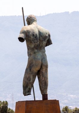 Pompei, İtalya - 15 Haziran 2017: Lehçe heykeltıraş Igor Mitoraj Pompeii sit alanı, Antik Roma kenti Merkezi'nde sergilenen heykelleri Vezüv Yanardağı ve patlama tarafından M.ö. 79 yok.