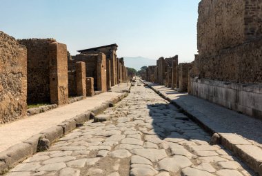 Pompei, İtalya kalıntıları antik bir Arnavut kaldırımlı sokakta.
