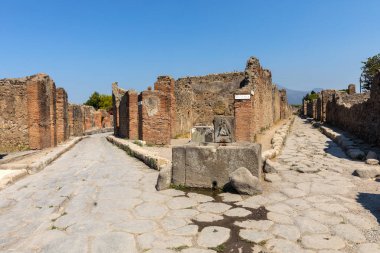  İtalya 'nın Pompeii harabelerinde antik bir kaldırım. Roma şehri Vezüv yanardağı tarafından yok edildi..