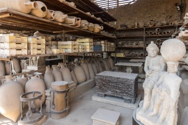 Pompei 'de Vesuvius patlamasından kurtulan gemiler, saksılar ve çeşitli eserler çıkarıldı ve kataloglandı. Pompei, İtalya