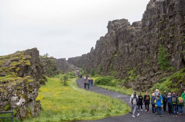 Thingvellir, İzlanda - 19 Temmuz 2017: Turist Almannagja fay hattı Orta Atlantik Sırtı Kuzey Amerika plaka Thingvellir Milli Parkı'nda yol gösterecek. İzlanda 