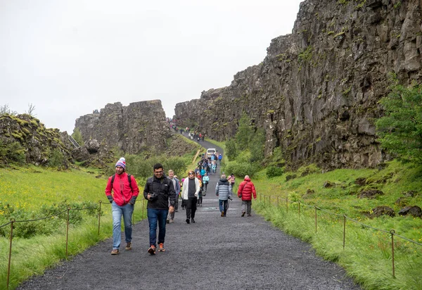 Thingvellir Iceland July 2017 Tourists Walk Almannagja Fault Line Mid — Stock Photo, Image
