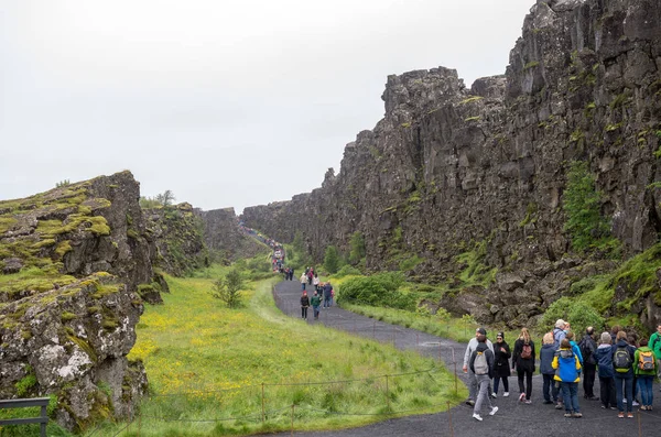 Thingvellir Ісландія Липня 2017 Туристів Ходити Через Almannagja Лінії Розлому — стокове фото