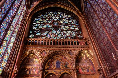 Paris, Fransa - Kasım, 2017:-Sainte-Chapelle (Kutsal Şapel) iç. Sainte-Chapelle Paris ve şehrin en ünlü anıtlarından bir kraliyet Ortaçağ Gotik kilise olduğunu