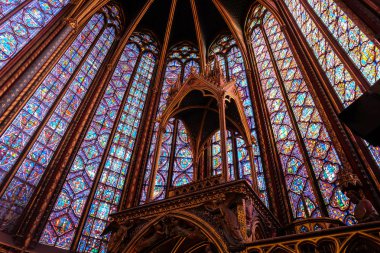Paris, Fransa - Kasım, 2017:-Sainte-Chapelle (Kutsal Şapel) iç. Sainte-Chapelle Paris ve şehrin en ünlü anıtlarından bir kraliyet Ortaçağ Gotik kilise olduğunu