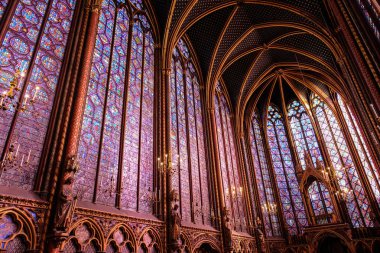 Paris, Fransa - Kasım, 2017:-Sainte-Chapelle (Kutsal Şapel) iç. Sainte-Chapelle Paris ve şehrin en ünlü anıtlarından bir kraliyet Ortaçağ Gotik kilise olduğunu