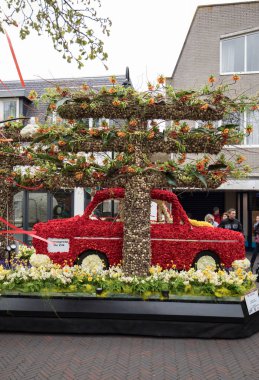 Noordwijkerhout, Hollanda - 21 Nisan 2017: Platform ile Lale ve sümbül sırasında geleneksel çiçek geçit törenini Bloemencorso Noordwijk üzerinden Hollanda'da Haarlem. 